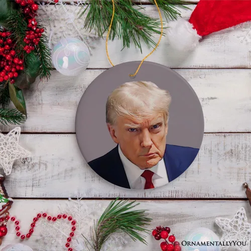 Vista 7 de Donald Trump Mugshot Mean Muggin Ornamento, divertida decoración navideña