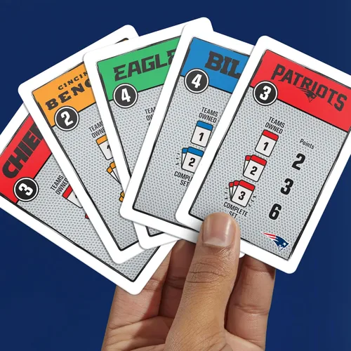 Vista 4 de Monopoly Deal NFL Edition Game Juego de cartas oficial de la NFL para familias y niños A partir de 8 años 2 a 5 jugadores 15 minutos