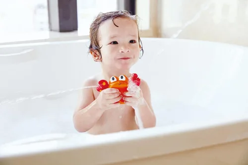 Vista 2 de Hape Rock Pool Squirters Juguetes coloridos de baño para bebés y niños pequeños, juego de silicona y no tóxico, boquilla de agua y cangrejo