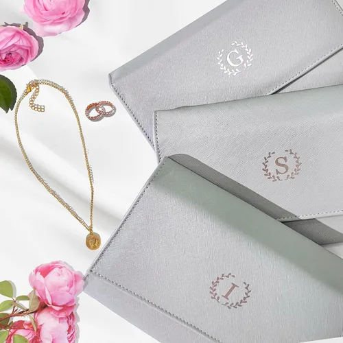Vista 5 de COSMIYA Joyero de viaje personalizado con inicial, regalos personalizados con monograma para mujeres, regalos de propuesta de dama de honor