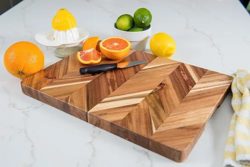 Vista 4 de Lipper International Tabla de cortar y servir rectangular en espiga de acacia con asas insertadas para cortar carnes, frutas y verduras, mediano, 12