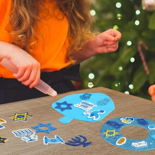 Vista 6 de Yeaqee Juego de 448 calcomanías de espuma de Hanukkah, decoraciones de corona de Januka, velas autoadhesivas con purpurina para menorás, velas