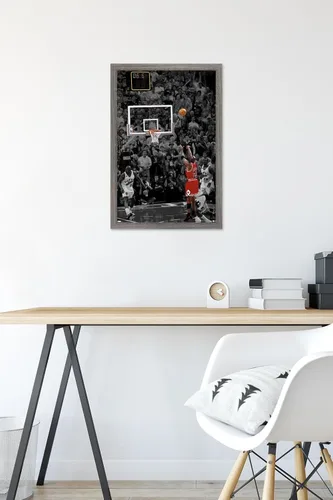 Vista 6 de Trends International Michael Jordan - Póster de pared The Shot, 22.4 pulgadas de largo x 14.7 pulgadas, versión enmarcada en madera de granero