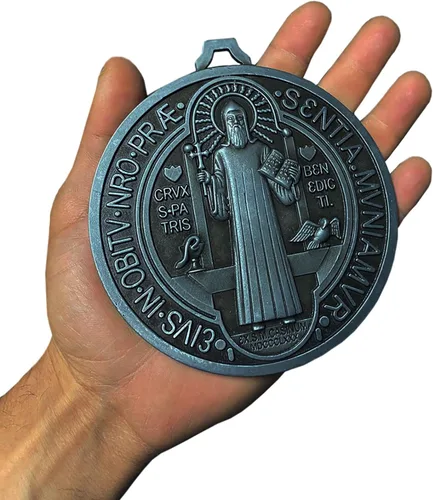 Vista 4 de Coladera Medalla de plata de San Benito, tamaño grande, 5 pulgadas de diámetro, medalla plateada de San Benito para protección del hogar
