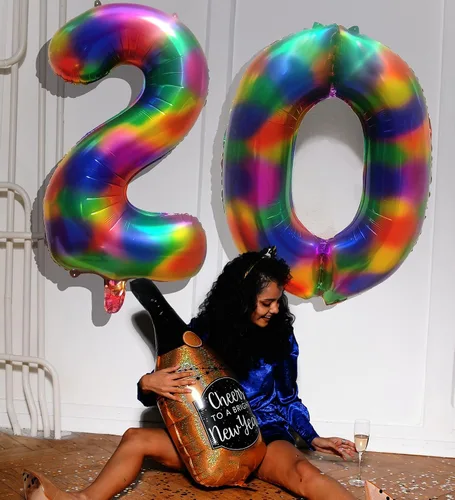 Vista 3 de Globo arcoíris número 2 globos de números para cumpleaños, globos de números de 40 pulgadas, globos de helio, teñido anudado, suministros de fiesta