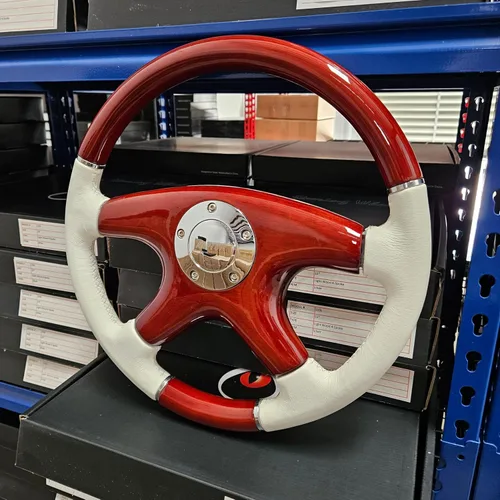 Vista 2 de RAPTOR - Volante de 15 pulgadas de madera de caoba y cuero blanco