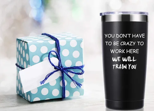 Vista 3 de momocici Vaso de 20 onzas con texto en inglés «You Dont Have To Be Crazy To Work Here». Divertidos regalos de oficina para empleados, jefes