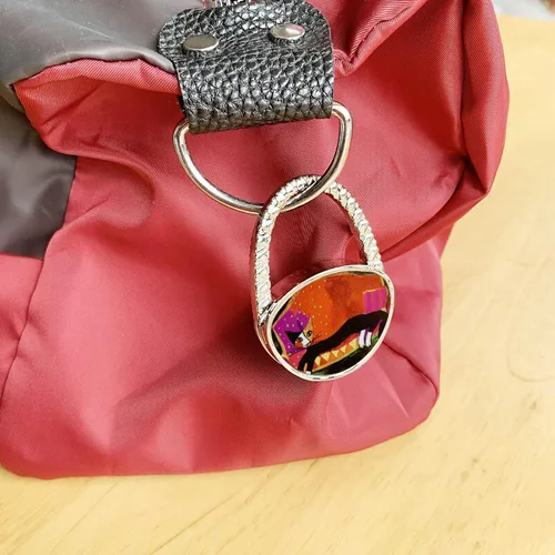 Vista 3 de Ganchos para bolsos con diseño de animales para mesa y bares, organizadores portátiles para colgar bolsos, bolsillo y almacenamiento para bolsa