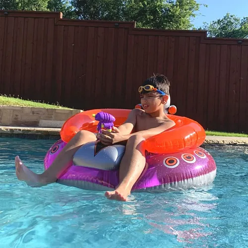 Vista 4 de Swimline ORIGINAL Flotador inflable de OVNI en forma de nave espacial para piscina con láser de flujo constante y pistola de agua para niños