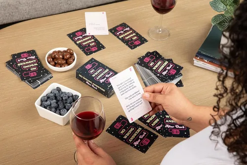 Vista 4 de No Wrong Answers After Dark - Divertido juego de cartas, iniciador de conversación, actividad divertida para amigos, juego o cita nocturna, viajes