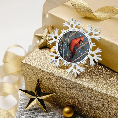 Vista 8 de El cardenal rojo se sienta en una rama de pino en el invierno, adornos de Navidad de copo de nieve de metal, patrón de pájaro cardenal, regalo
