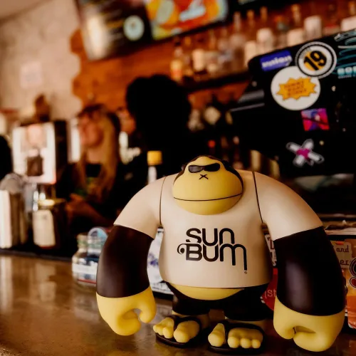 Vista 2 de Sun Bum Sonny - Figura de vinilo de 9 pulgadas, color amarillo