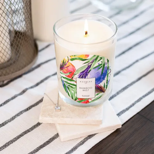 Vista 3 de Baubles Vela Premium Perfumada de Bambú y Joyería con Colgante Sorpresa en el Interior Vela Grande de 18 oz Hecha en EE.UU. Libre de Parafina