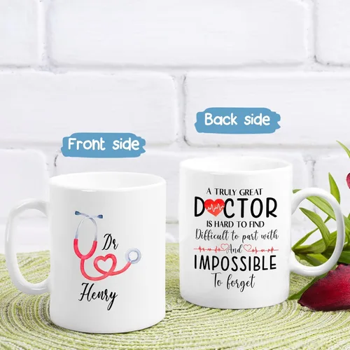 Vista 6 de Taza de café personalizada con nombre "A Truly Great Doctor Is Hard To Find And To Forget", taza de té con estetoscopio, taza de cerámica