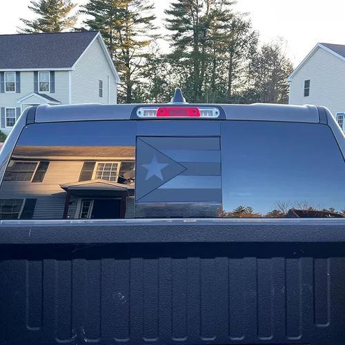 Vista 2 de Xinghe Adhesivo de la bandera de Puerto Rico para ventana trasera central de Niss@n Titan 2013-2023, adhesivo de la bandera de Puerto Rico negro