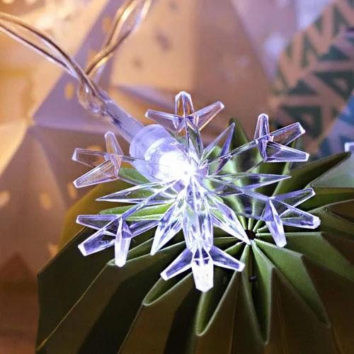 Vista 6 de WesGen - Guirnalda de luces de Navidad, tira de luces de copo de nieve, funciona con pilas, impermeable, 20 pies, 40 luces LED para Navidad, jardín