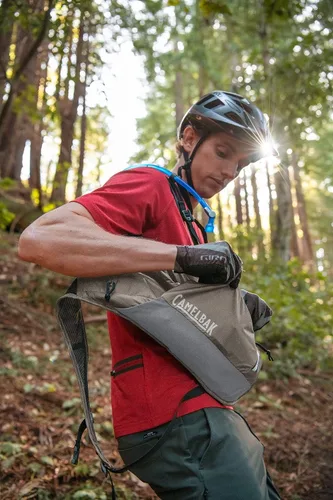 Vista 2 de CamelBak Paquete de hidratación para bicicleta ligera Rogue 70oz Gibraltar Navy/Negro