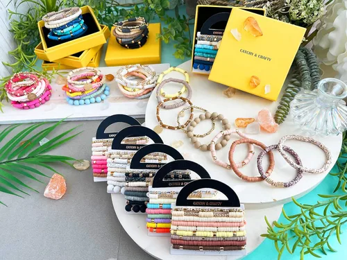 Vista 5 de CATCHY & CRAFTY 9 pulseras Heishi de varias capas con cuentas de arcilla de vinilo, apilables, elásticas, para mujeres, regalo para el día