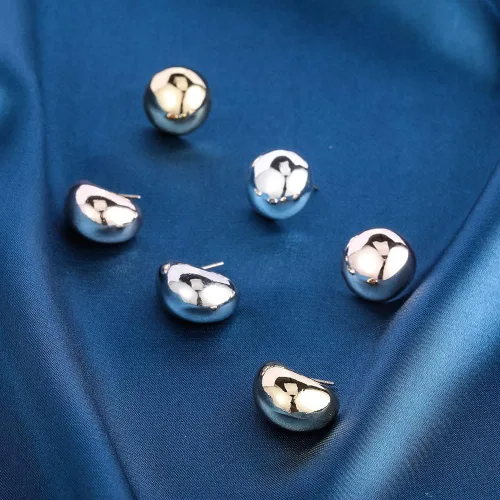 Vista 3 de Juego de 3 pares de aretes de aro dorados gruesos, ligeros, huecos, abiertos, aretes de gota de agua, hipoalergénicos, de moda, para mujeres