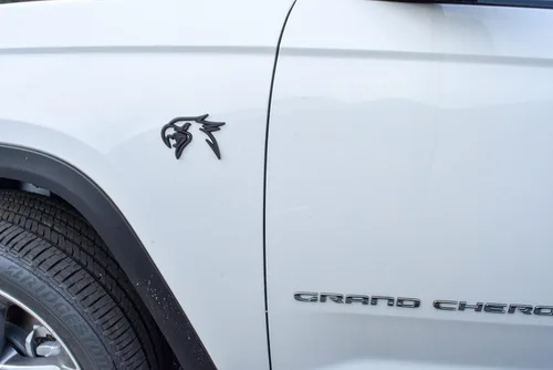 Vista 6 de Auto Pro Accessories - Emblema personalizado HELLHAWK para puerta de guardabarros Trackhawk Grand Cherokee, cabeza estilo Hellcat (negro brillante)