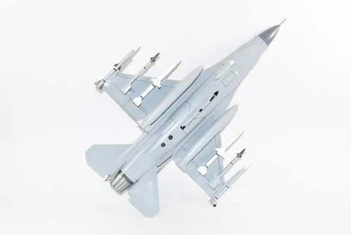 Vista 7 de Lockheed Martin F-16 Fighting Falcon®, escuadrón de prueba y evaluación 422d, modelo a escala de caoba de 18 pulgadas