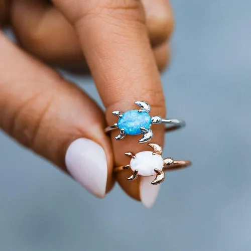Vista 3 de Pura Vida Anillo de tortuga marina de ópalo chapado en oro rosa o plateado con piedra blanca o azul, base de latón, diseño elegante, talla 5-9
