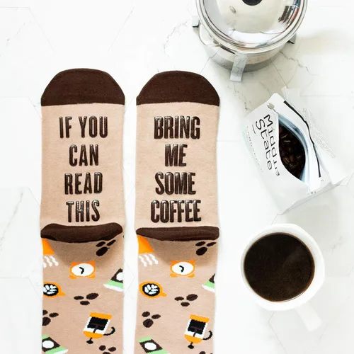 Vista 3 de Lavley Calcetines divertidos con texto en inglés "If You Can Read This, Bring Me Funny Socks", regalos novedosos para hombres, mujeres y adolescentes
