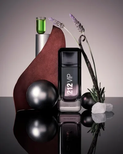 Vista 2 de Carolina Herrera 212 VIP Black para Hombre, Eau de Parfum en Spray, 6.8 Onzas