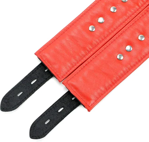 Vista 3 de Madison Combo de muñequeras y tobilleras de piel de cordero con relleno y cierre (rojo)