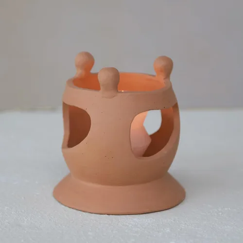 Vista 9 de Creative Co-Op Candelabro de terracota hecho a mano con círculo de figuras