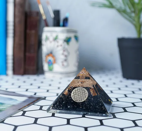 Vista 2 de Crocon Pirámide de orgón de 2.165 in, cristales de protección de turmalina negra, piedras curativas para reiki, pirámide de organita para buena