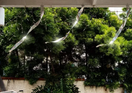 Vista 3 de Cinta holográfica iridiscente para asustar a pájaros, 2 pulgadas x 25 pies de largo, cinta flash para pájaros