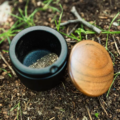 Vista 3 de Molinillo de pimienta Swing de hierro fundido con tapa de madera de nogal, fabricado de mineral de hierro virgen, hecho a mano sin productos