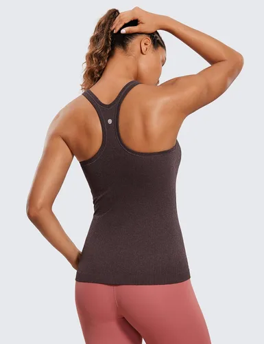 Vista 2 de CRZ YOGA Camiseta sin mangas acanalada sin costuras para mujer con brasier integrado, cuello redondo acolchado, adelgazante, atlética, larga