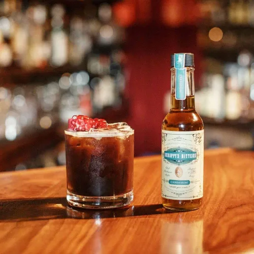 Vista 3 de Scrappy's Bitters, Cardamomo, paquete de 2 botellas