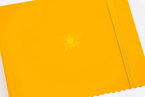 Vista 2 de Yop & Tom Diario rayado A5 - Cuaderno con cubierta de cuero vegano y emblema de abeja - Amarillo sol