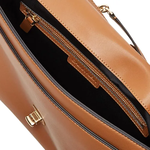 Vista 7 de Calvin Klein Soft Lock - Bolso bandolera grande convertible de piel de cordero