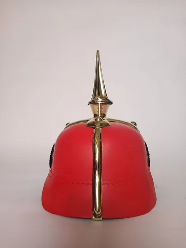 Vista 5 de AnNafi Casco rojo alemán Pickelhaube Casco imperial prusiano Pickelhauben Disfraz de oficial militar de latón con púas para hombre Segunda Guerra