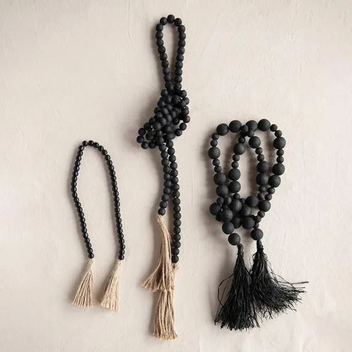 Vista 2 de Creative Co-Op Guirnalda de cuentas de madera con borlas de yute, color negro