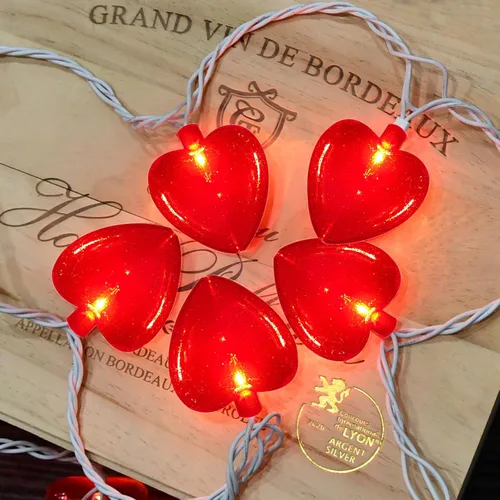 Vista 2 de Guirnalda de luces de hadas de corazón rojo de 8.5 pies, luces de decoración del día de San Valentín con 10 luces de corazón 3D rojas, luz de Plata