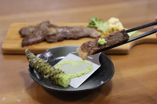 Vista 5 de Rallador de Wasabi de acero inoxidable sostenible – Hagane Zame – Rejilla Wasabi, ajo, jengibre, manzanas, frutas, verduras, textura