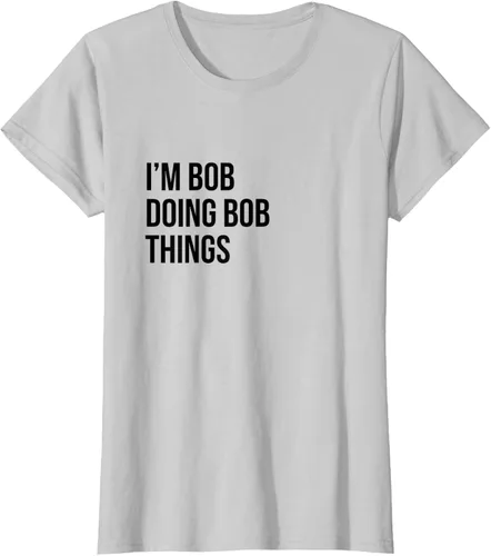 Vista 17 de Camiseta con texto en inglés "I'm Bob Doing Bob Things" Asfalto