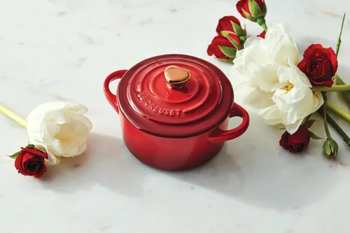 Vista 5 de Le Creuset Gres Mini Cocotte Redondo, 8 onzas., Blanco con Perilla de Corazón Oro