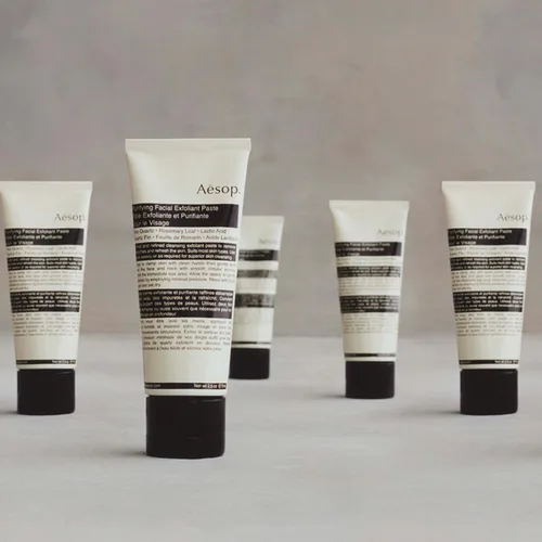 Vista 4 de Aesop Pasta exfoliante facial purificante Refresca, limpia y suaviza la piel Limpiador a base de crema mejorado con cuarzo fino, hoja de romero