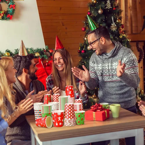 Vista 4 de Umigy 100 vasos de papel de Navidad a granel desechables de 9 onzas, tazas de café de chocolate caliente, medias de árbol de Navidad, pan