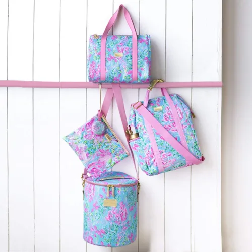 Vista 7 de Lilly Pulitzer Funda de vinilo resistente al agua para la playa, bolsa con cremallera incluye protector de bebidas, funda pequeña y clips para toalla