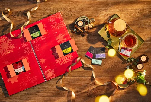 Vista 4 de NUEVO Calendario de Adviento navideño de té Taylors of Harrogate 2025, set de regalo – 24 días, 48 bolsitas de té – Cuenta regresiva para Navidad