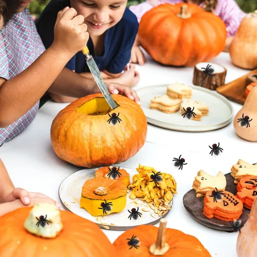 Vista 2 de 50 mini moscas de plástico: pequeñas moscas realistas para trucos de broma, broma de utilería de Halloween para fiestas de inocentes de abril