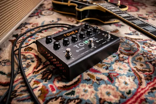 Vista 4 de IK Multimedia TONEX Pedal: Pedal de efectos múltiples estéreo para guitarra y bajo con 150 preestablecidos, 15 FX Pre/Post, afinador, Tap Tempo Negro