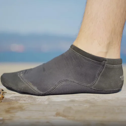 Vista 4 de Tilos Calcetines deportivos para adultos y niños, protegen contra la arena caliente y las quemaduras solares para deportes acuáticos y actividades